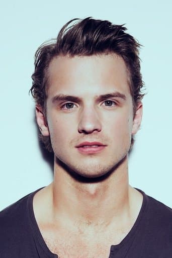 Freddie Stroma's photo