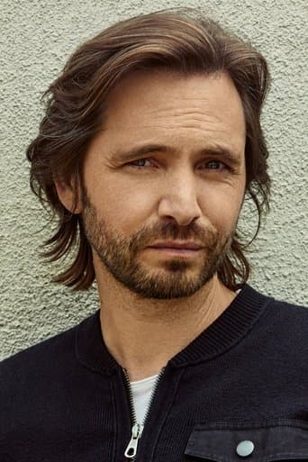 Aaron Stanford's photo